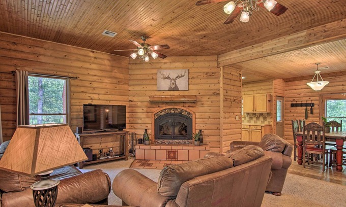 Vian Kabine | 'Hilltop Hideaway' Vian Cabin w/ Covered Deck!
