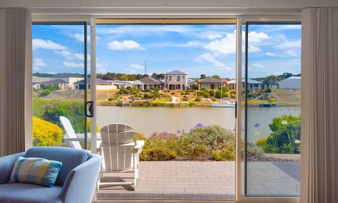 Nangkita Haus | Hindmarsh Island - Pelicans on Parade