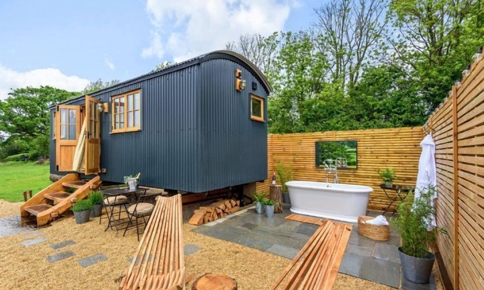 Sherborne Kabine | Hintock, a bespoke shepherds hut offering the magnificent view and outdoor bath