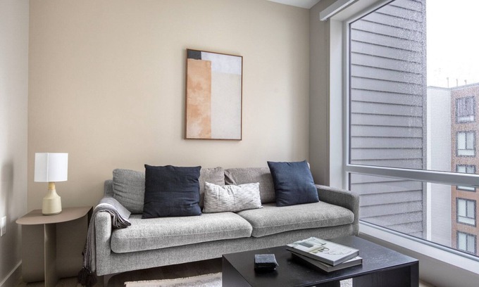 Boston Wohnung | Hip Brighton Jr 1BR w/ Gym & In-Unit W/D, on the River, by Blueground