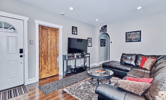 Hermosa Haus | Atemberaubende Logan Square Bereich Bungalow! Ein seltenes Einfamilienhaus in Chicago