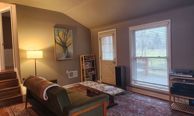 Ann Arbor Eigentumswohnung | Historic 2-bedroom home, in delightful eastside Ann Arbor, walkable and quiet.