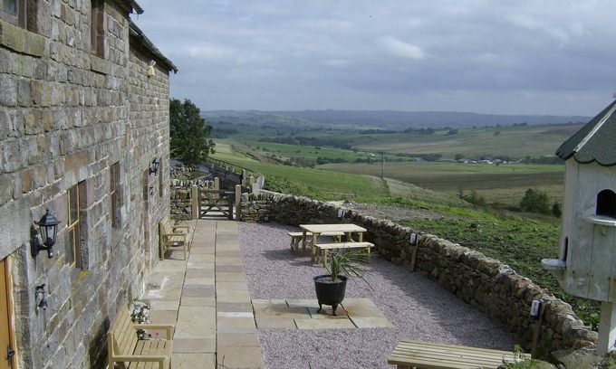 Longnor Hütte | Historic Barn With Breathtaking Views Over Derbys/Staffs Border. Pet Friendly