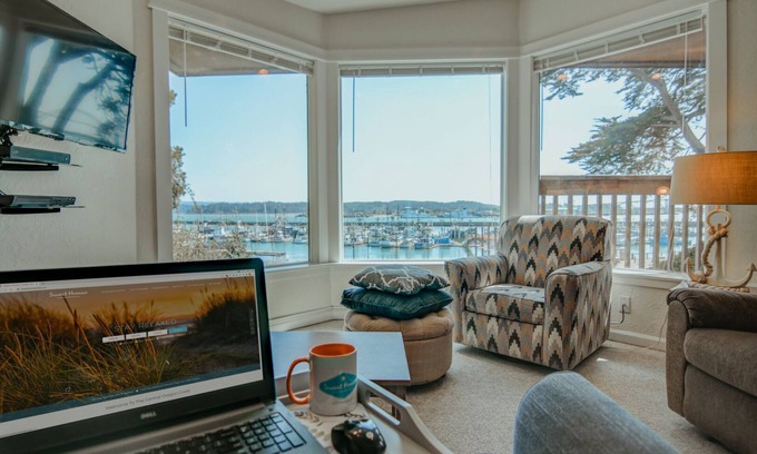 Historic Bayfront Eigentumswohnung | Historic Bay Front! Views of the Marina! Fully Stocked Kitchen! Walk to Everything!
