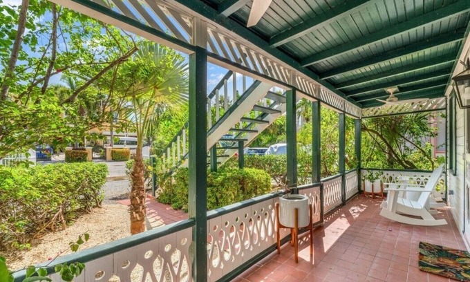 West Bay Hütte | Historic Boggy Sand Wood Cottage with Pool & Private Seven Mile Beach Access