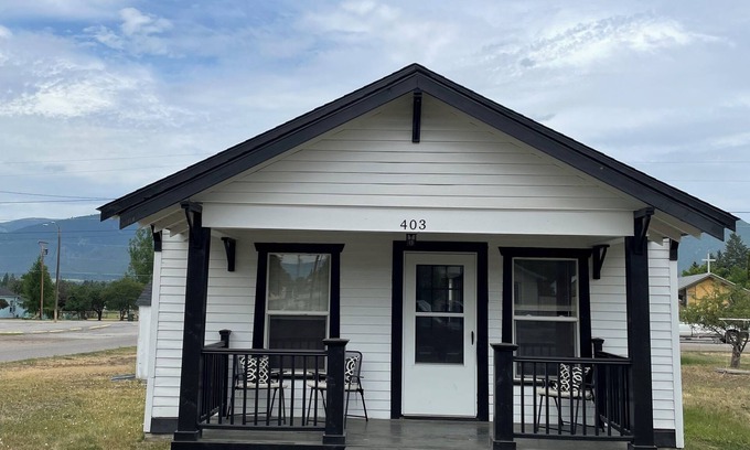 Stevensville Hütte | Historic cottage in Stevensville with views of the mission mountains. RV parking