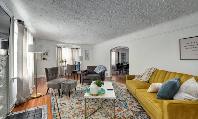 Shaker Heights Wohnung | Historic District 2BR on 1st Floor near Cleveland Clinic ~ Family Friendly ~Safe