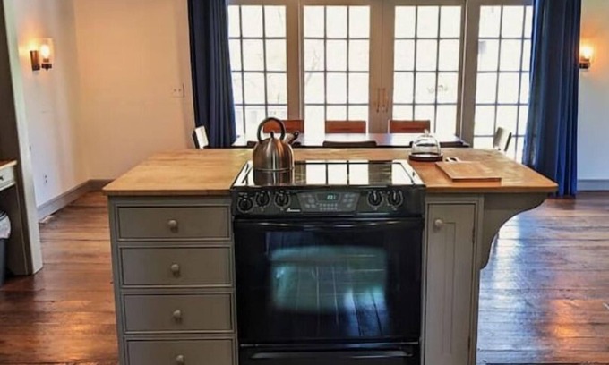 Dundee Haus | Historic Farmhouse with Gardens