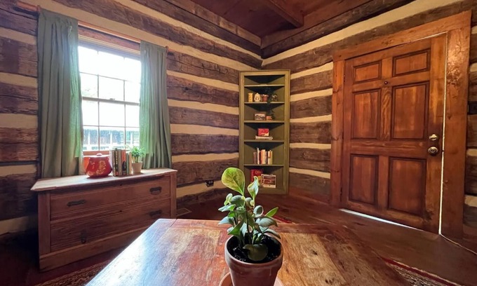 Chatsworth Kabine | Historic Log Cabin on a homestead!-Pet Friendly!