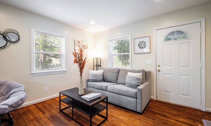 Old Town West Haus | Historic Old Town+Metro Alexandria Townhome Walk Score 95 King Bed Pet Friendly