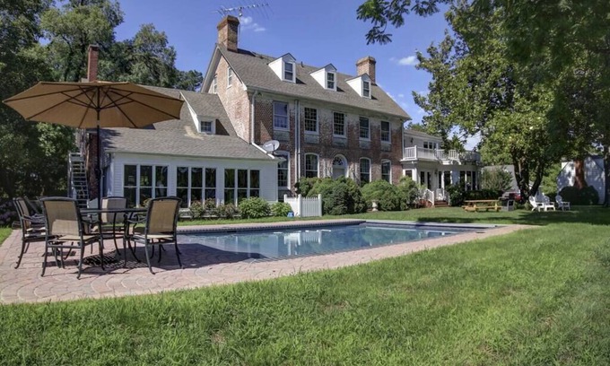 Oxford Haus | Pet-Friendly Stay with Pool – Relax & Unwind!