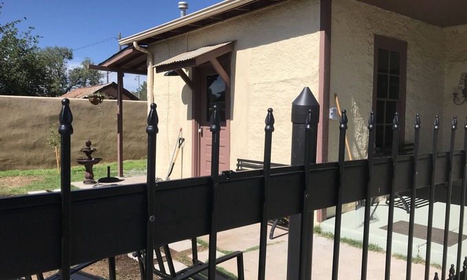 Tyrone Hütte | Historical cottage located in the heart of downtown (pet friendly)