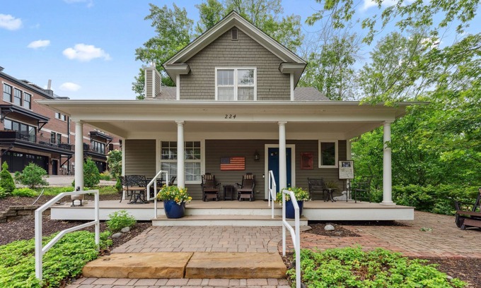 Wayzata Haus | Historical/Rustic home built in 1900s. Nestled just 300yrds form Lake Minnetonka
