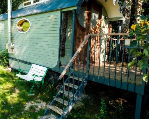 Fischach Sonstige | historischer Zirkuswagen inmitten der Natur