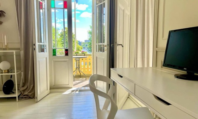 Huvudsta Wohnung | Historisk Lägenhet Nära Stan vid Vattnet