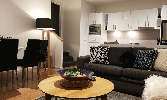 Hobart Central Business District Wohnung | Innenstadtwohnung mit Parkplatz abseits der Straße; leicht zu Fuß zum CBD und Salamanca