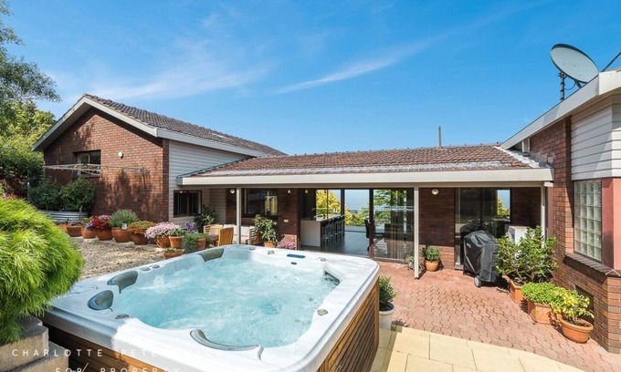 Howrah Haus | Hobart Panoramic View with Spas - 2 mins from Howrah Beach