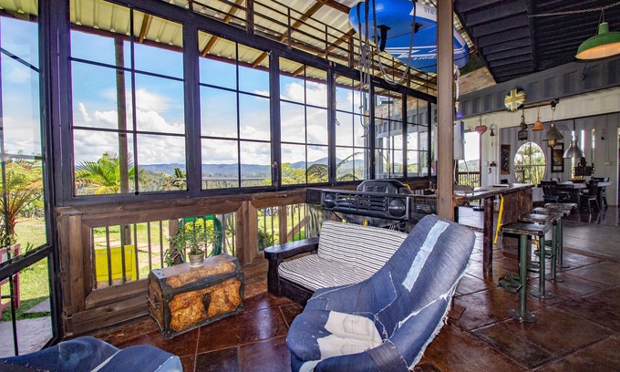 El Penol Kabine | CONTAINER & HOBBIT GLAMPING