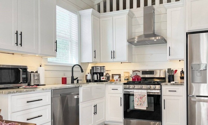 Fayetteville Haus | Hog Heaven | 4 wooded Acres, 10 minutes from UofA!