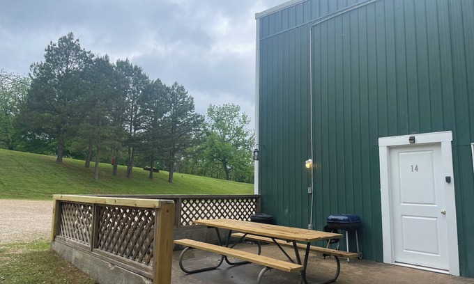 Eminence Wohnung | Hogan's Hideout Suite is an adorable 3-bedroom rustic suite.