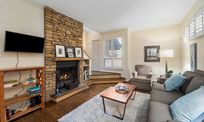 Crestline Heights Haus | HOLDIAY SALE!! Beautifully decorated home close to everything