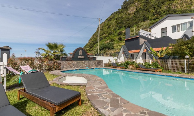 Ponta Delgada Wohnung | Ferienwohnung 'Palmeira House - Fernandes Cottage' mit Meerblick, Gemeinschaftspool und WLAN