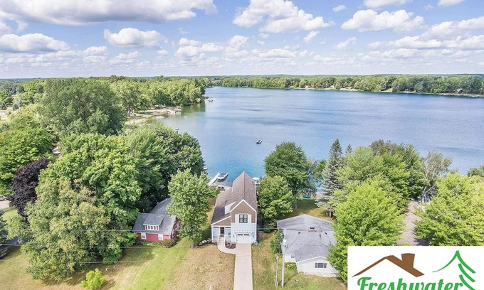 Coral Haus | Holiday Haus:Autumn Beauty and Tranquil Lake Views at Your Doorstep