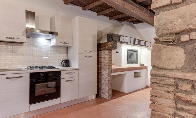 Barberino di Mugello Haus | Holiday Home 'Antica Dimora Di Laura' with Mountain View, Private Garden and Wi-Fi