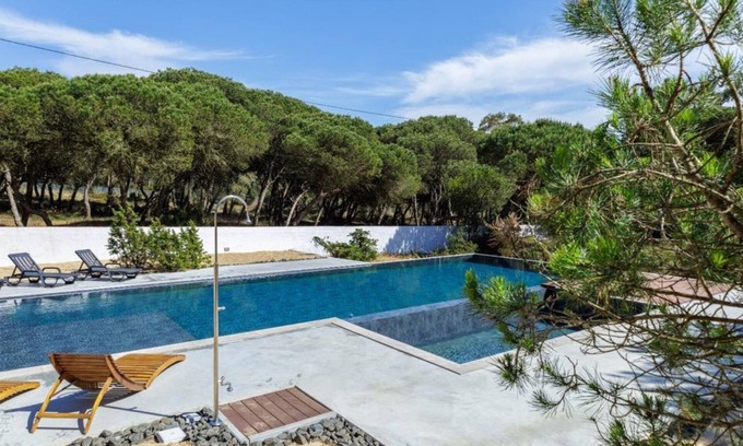 Azenhas do Mar Haus | Ferienhaus 'Walddorf' mit Bergblick, Gemeinschaftspool und WLAN