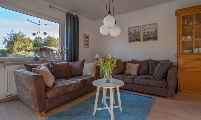 Berumbur Haus | Ferienhaus 'Haus Blauer Wacholder' mit privater Terrasse, privatem Garten und Wi-Fi