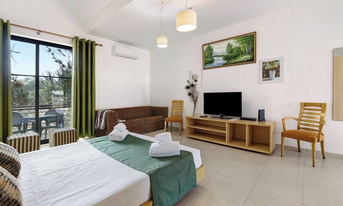 Quinta do Anjo Wohnung | Ferienhaus "Palmela Village" mit gemeinschaftlich genutztem Pool, Balkon & WLAN