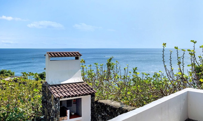Calheta de Nesquim Haus | Holiday Home 'Adega Velha' with Sea View, Private Garden and Wi-Fi