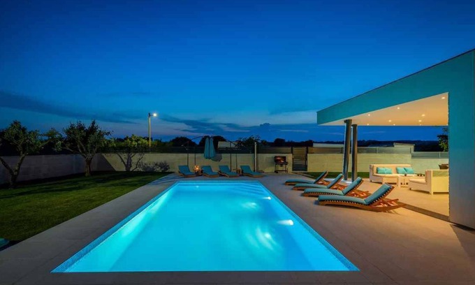 Mali Vareski Haus | Holiday home with pool and sun loungers