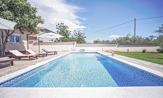 Valtura Haus | Ferienhaus mit Pool in der Natur