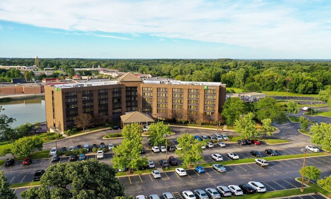 Village of Lakewood Hotel | Holiday Inn Chicago Nw Crystal Lk Conv Ctr by IHG