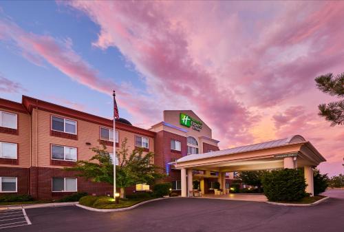 Medford Hotel | Holiday Inn Express Hotel & Suites Medford-Central Point by IHG