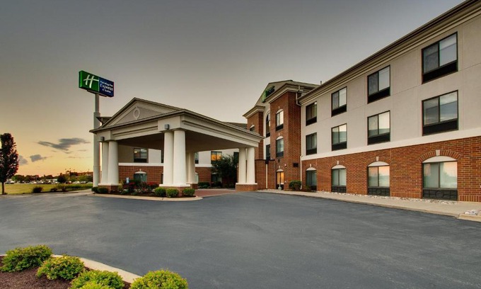 Morris Hotel | Holiday Inn Express Hotel & Suites Morris by IHG