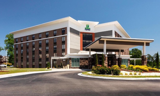 Rocky Mount Hotel | Holiday Inn Express - Rocky Mount - Sports Center by IHG