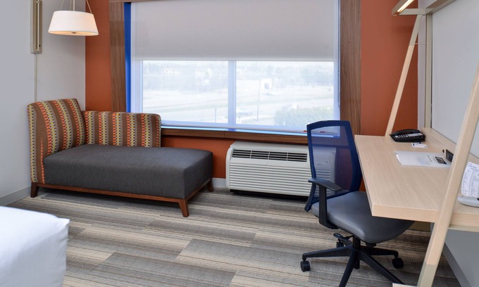 Brighton Hotel | Holiday Inn Express & Suites Brighton South - US 23 by IHG