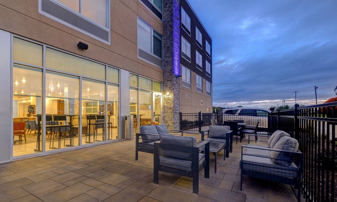 Brighton Hotel | Holiday Inn Express & Suites Brighton by IHG