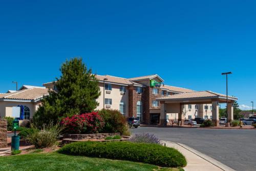 Farmington Hotel | Holiday Inn Express & Suites Farmington Bloomfield by IHG