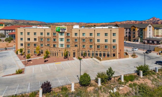 Gallup Hotel | Holiday Inn Express & Suites Gallup East by IHG