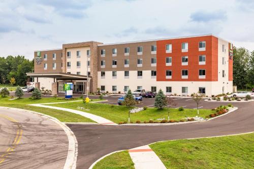 Elkhart Hotel | Holiday Inn Express & Suites - Elkhart North by IHG