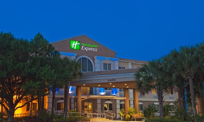 Villages of Palm Beach Lakes Hotel | Holiday Inn Express West Palm Beach Metrocentre by IHG