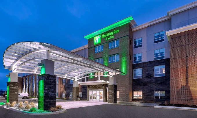 Perrysburg Hotel | Holiday Inn & Suites Toledo Southwest - Perrysburg by IHG