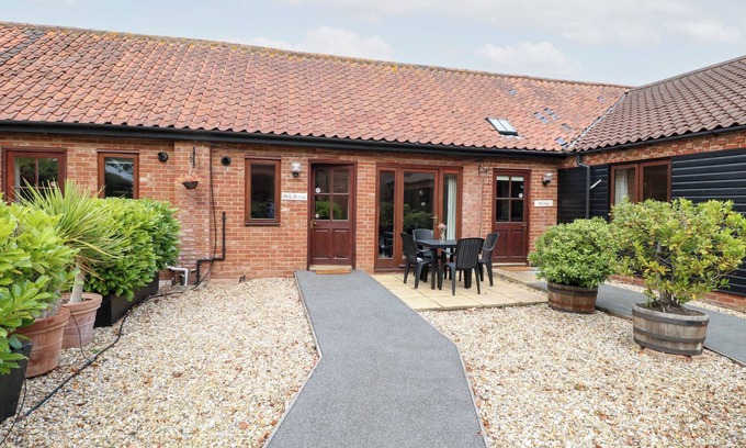 Foxley Haus | HOLLY BERRY, family friendly, with a garden in Foulsham
