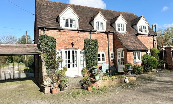 Muxton Haus | Holly Cottage