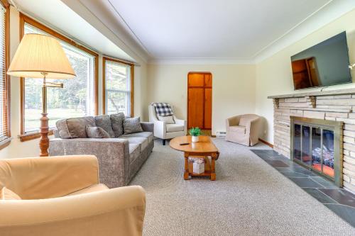 Southfield Haus | Home about 17 Mi to Detroit with Patio and Grill!