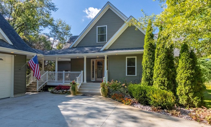 Harrison Wohnung | "Home Away From Home" nestled into five private acres on an all sports lake!