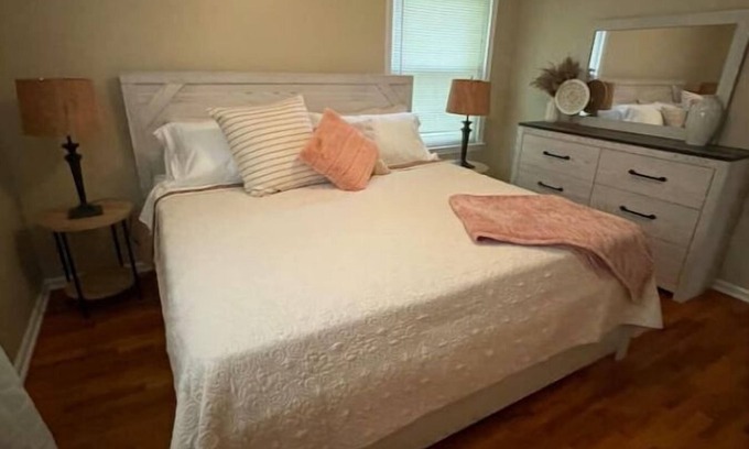 Davison Haus | Home in Davison 3BR 1BA + King BD + Pool Table